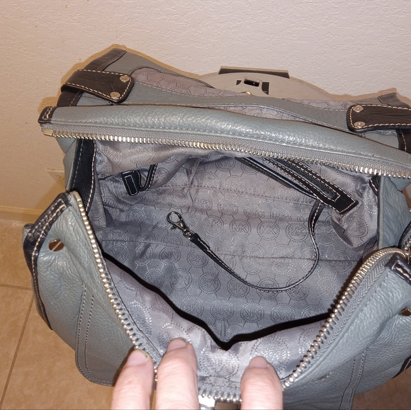 Michael Kors Leather Purse Hand Shoulder Bag Pebble Grain Gray Black Flap 2 Way - Picture 9 of 16